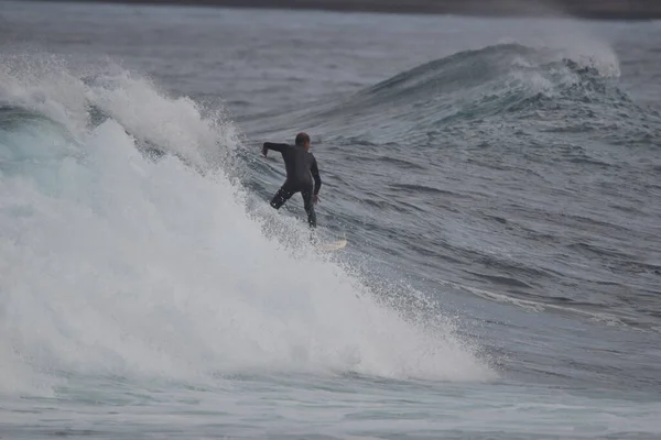 Surferzy Korzystający Morza — Zdjęcie stockowe