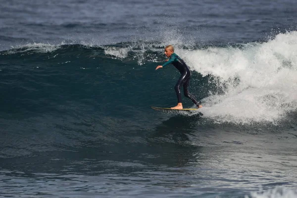 Surfistas Desfrutam Mar — Fotografia de Stock