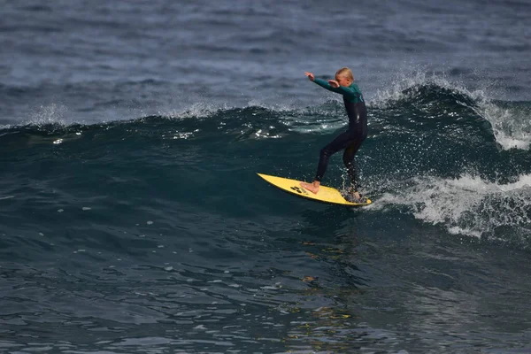 Surfers Genieten Van Zee — Stockfoto