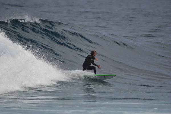 Surfers Genieten Van Zee — Stockfoto