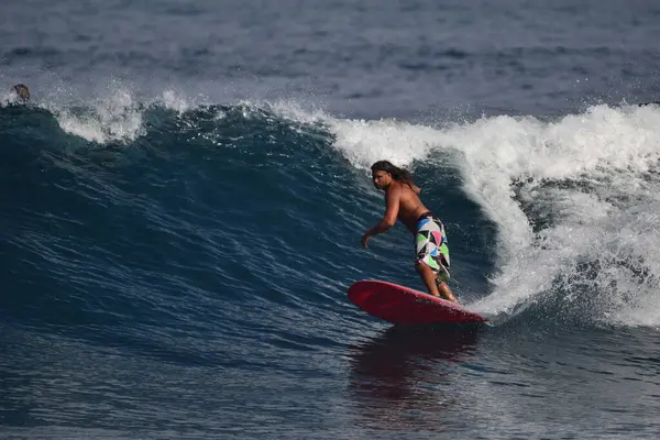 Surfisti Godendo Mare — Foto Stock