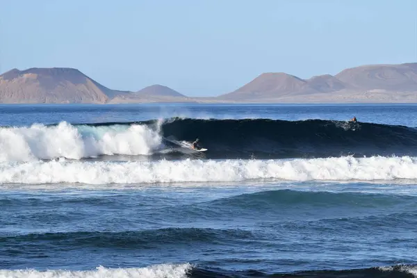 Surfisti Godendo Mare — Foto Stock