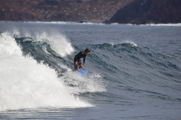 Surfers Genieten Van Zee — Stockfoto