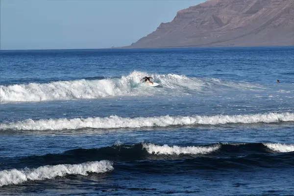 Surfers Genieten Van Zee — Stockfoto