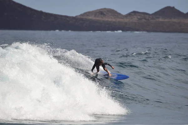 Surfistas Desfrutam Mar — Fotografia de Stock