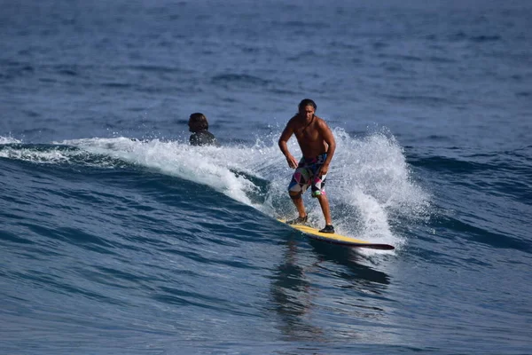 Серфингисты Наслаждаются Морем — стоковое фото
