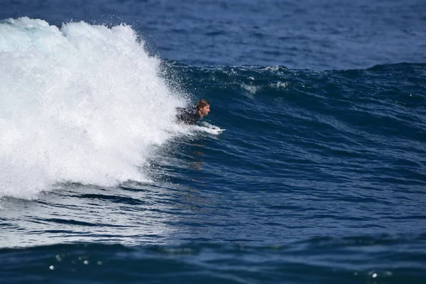 Surferzy Korzystający Morza — Zdjęcie stockowe