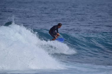 Sörfçüler denizin tadını çıkarıyor