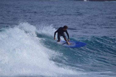 Sörfçüler denizin tadını çıkarıyor
