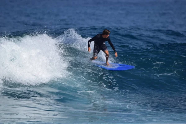 Surfisti Godendo Mare — Foto Stock