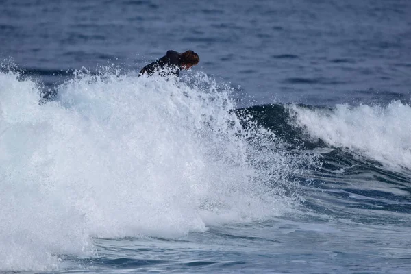 Surferzy Korzystający Morza — Zdjęcie stockowe