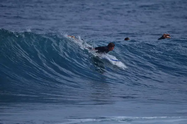 Surfistas Disfrutando Del Mar —  Fotos de Stock