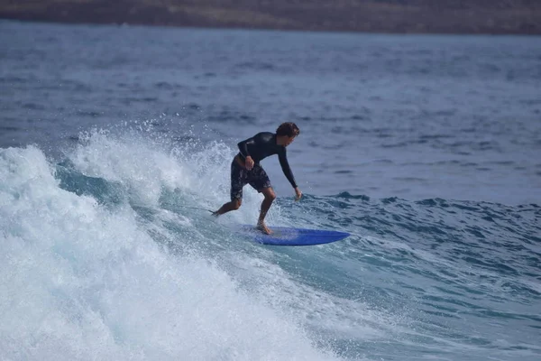 Surferzy Korzystający Morza — Zdjęcie stockowe