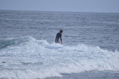 Sörfçüler denizin tadını çıkarıyor