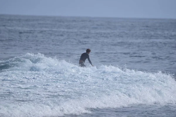 Surferzy Korzystający Morza — Zdjęcie stockowe