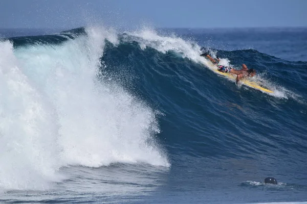 Surfers Genieten Van Zee — Stockfoto