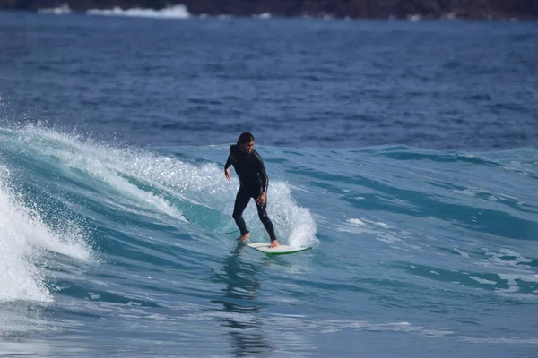 Surfisti Godendo Mare — Foto Stock