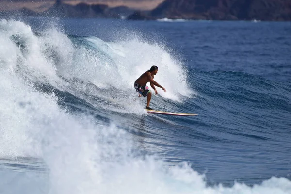 Surferzy Korzystający Morza — Zdjęcie stockowe