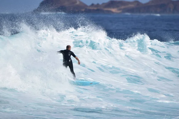 Surfers Genieten Van Zee — Stockfoto