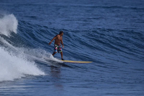 Surferzy Korzystający Morza — Zdjęcie stockowe