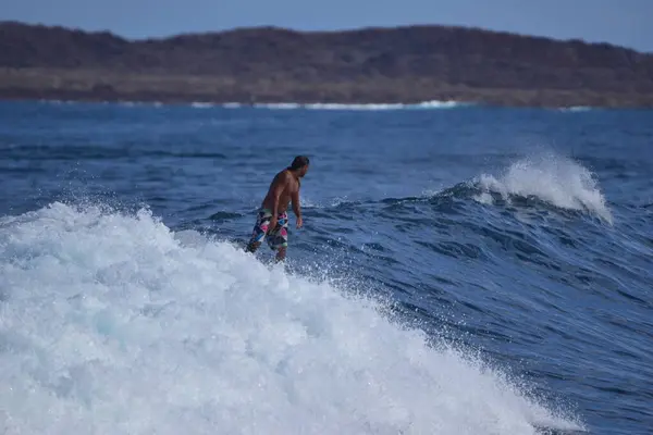 Surfistas Desfrutam Mar — Fotografia de Stock