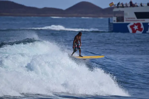 Surfisti Godendo Mare — Foto Stock