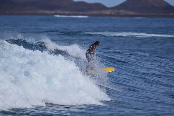 Surferzy Korzystający Morza — Zdjęcie stockowe