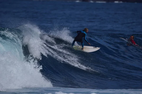 Surferzy Korzystający Morza — Zdjęcie stockowe