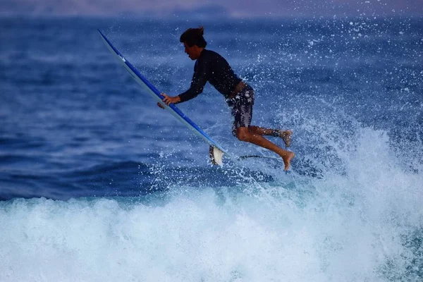 Surfisti Godendo Mare — Foto Stock