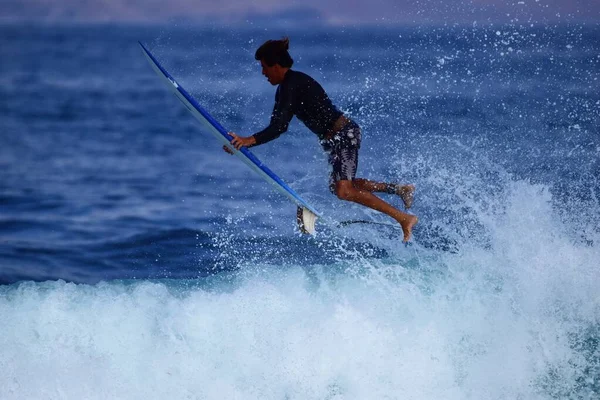 Surfistas Desfrutam Mar — Fotografia de Stock