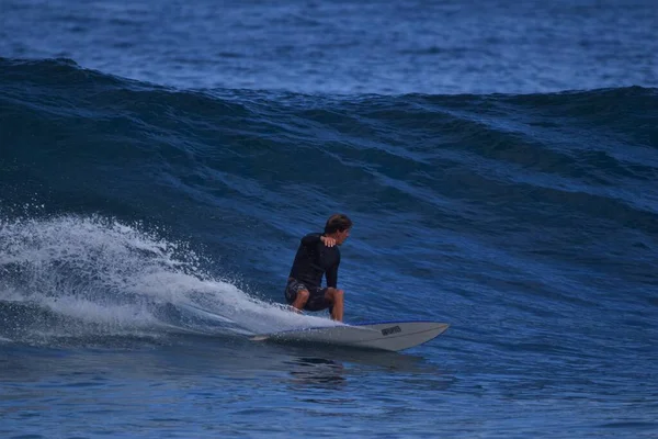 Surfisti Godendo Mare — Foto Stock