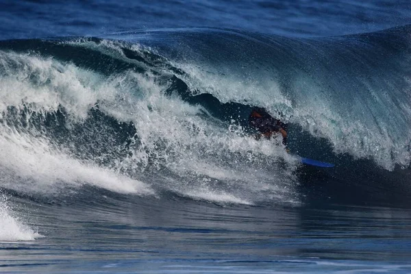 Surfing Całej Okazałości — Zdjęcie stockowe