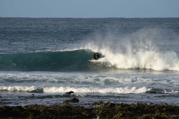 Surfing Całej Okazałości — Zdjęcie stockowe