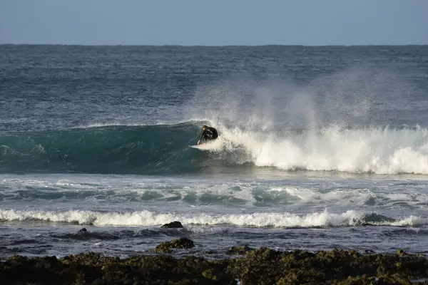 Surfing Całej Okazałości — Zdjęcie stockowe