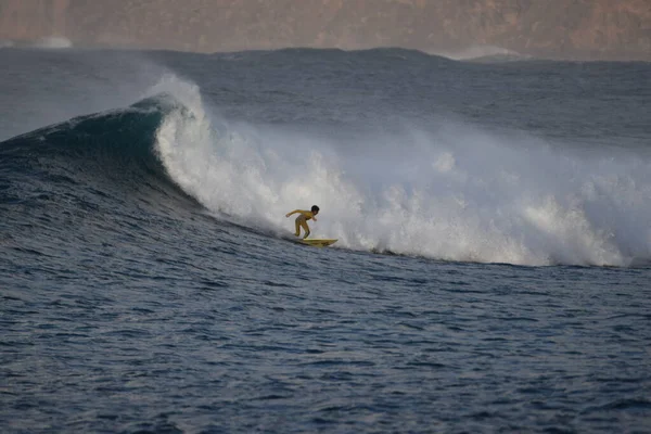 Surfing Całej Okazałości — Zdjęcie stockowe