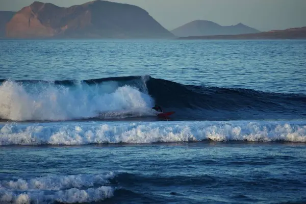 すべての素晴らしさでサーフィン — ストック写真