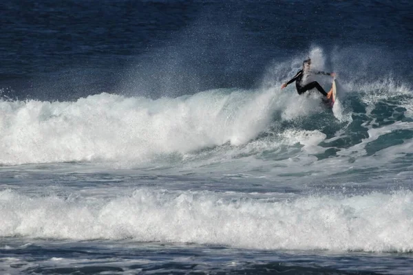 Surfeando Todo Esplendor —  Fotos de Stock