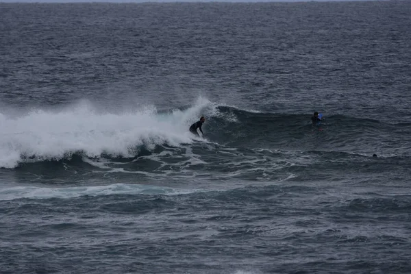 Surfistas Desfrutam Mar — Fotografia de Stock