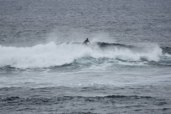 Sörfçüler Denizin Tadını Çıkarıyor — Stok fotoğraf