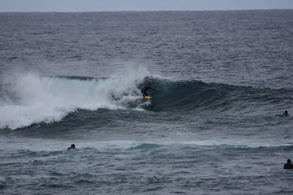 Surferzy Korzystający Morza — Zdjęcie stockowe