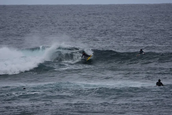 Surferzy Korzystający Morza — Zdjęcie stockowe