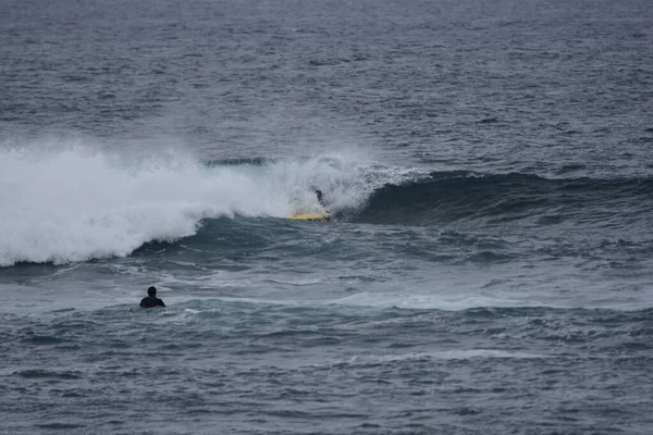 Surfistas Desfrutam Mar — Fotografia de Stock