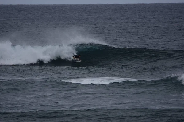 Surfers Genieten Van Zee — Stockfoto