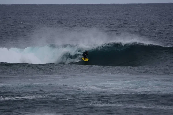 Surferzy Korzystający Morza — Zdjęcie stockowe