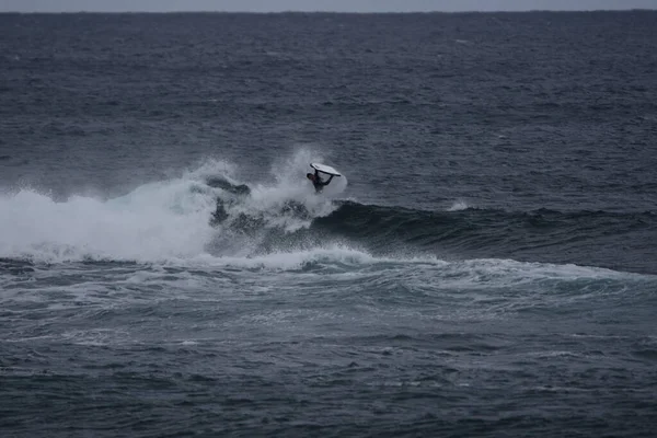 Surfers Genieten Van Zee — Stockfoto