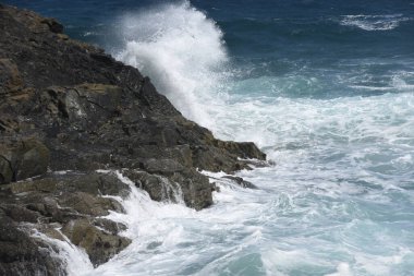 Deniz gücünü gösteriyor.