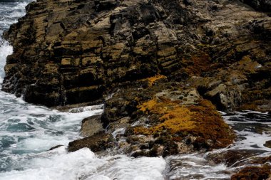Kayalıklardan denize bakıyorum.