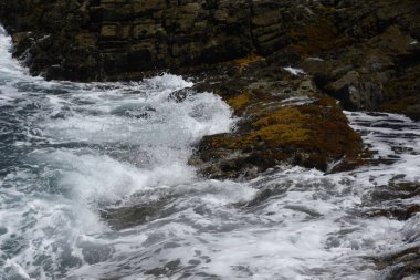 Kayalıklardan denize bakıyorum.