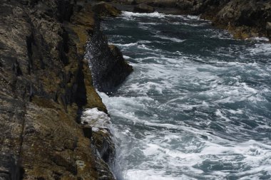 Kayalıklardan denize bakıyorum.