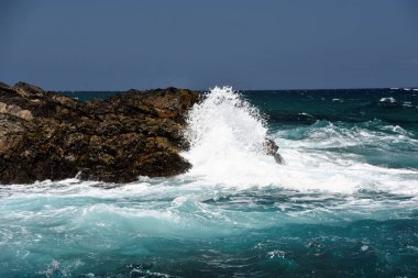 Kayalıklardan denize bakıyorum.